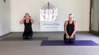 Ászanák a talajon - Adho Mukha Svanasana, Ustrasana, Navasana