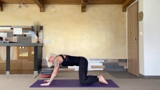 Balasana, csípőkörzés térdelőtámaszban