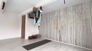 Szoknyás majomból felkapaszkodás