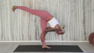 Álló spárga – Urdhva Prasarita Eka Padasana